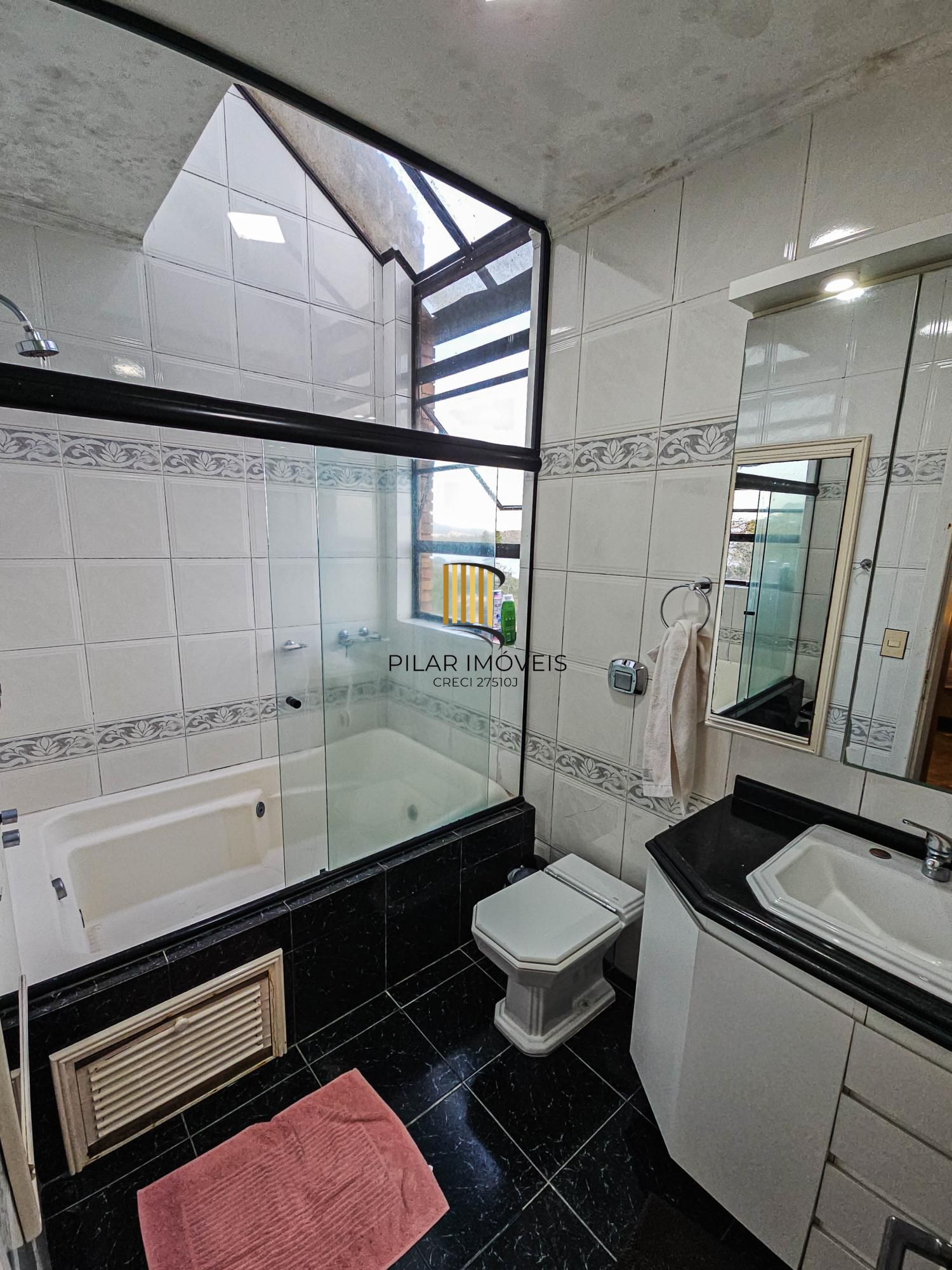 Casa na Vila Conceição, 3 dormitórios, 1 suíte, churrasqueira, lareira, 4 vagas, piscina aquecida e vista perene para o Rio.