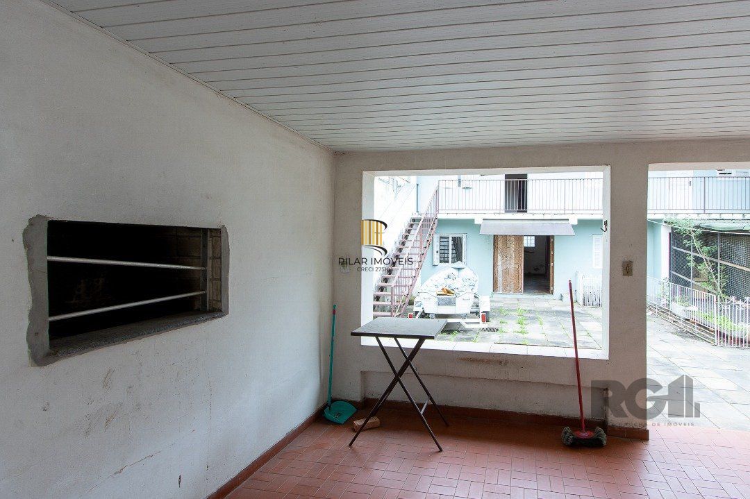 Casa 5 dormitórios no bairro Ipanema