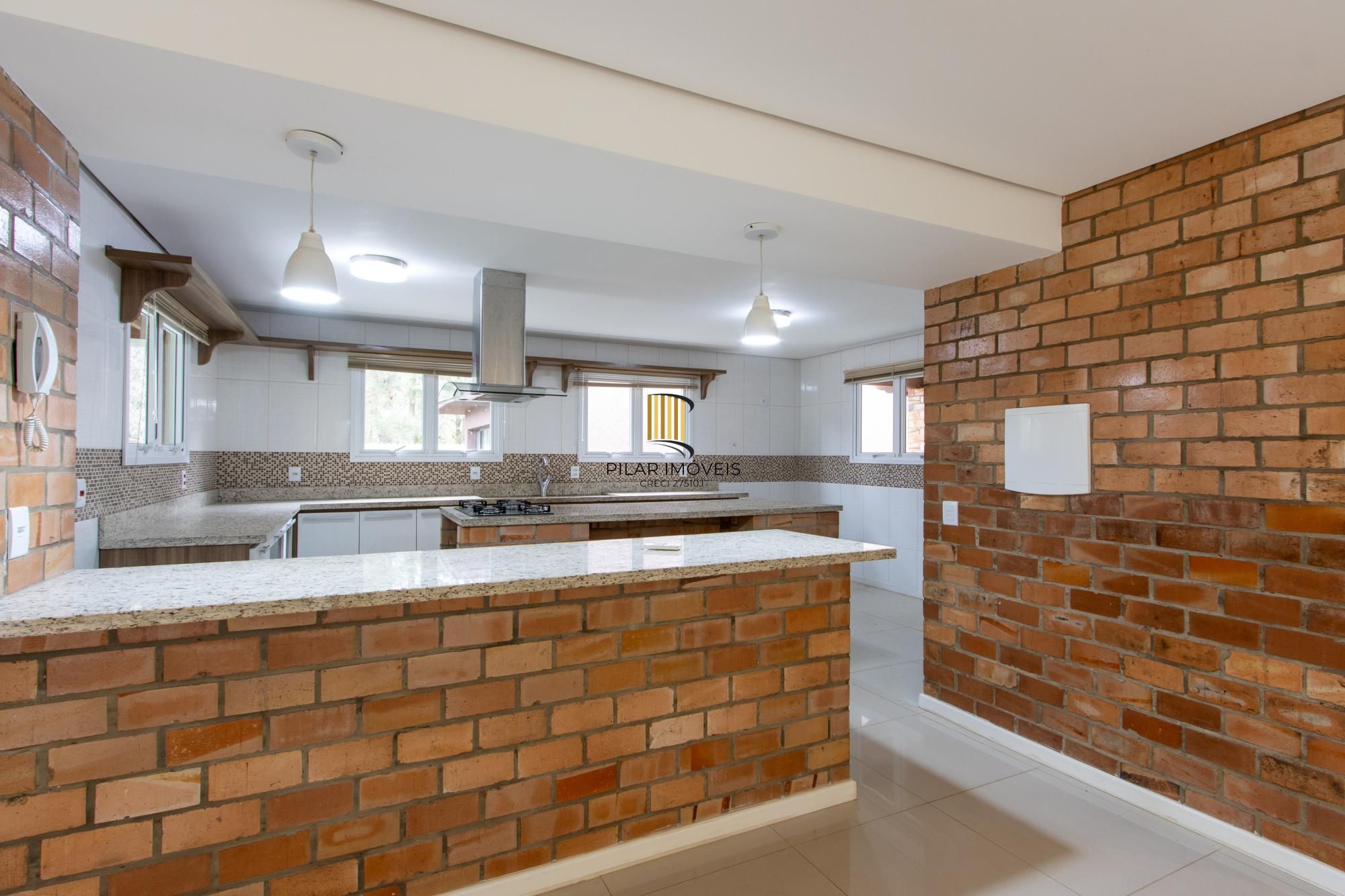 Casa de alvenaria, com 3 dormitórios, 1 suíte, living, cozinha, lavanderia, churrasqueira, banheiro social, pátio e 4 vagas de garagem.