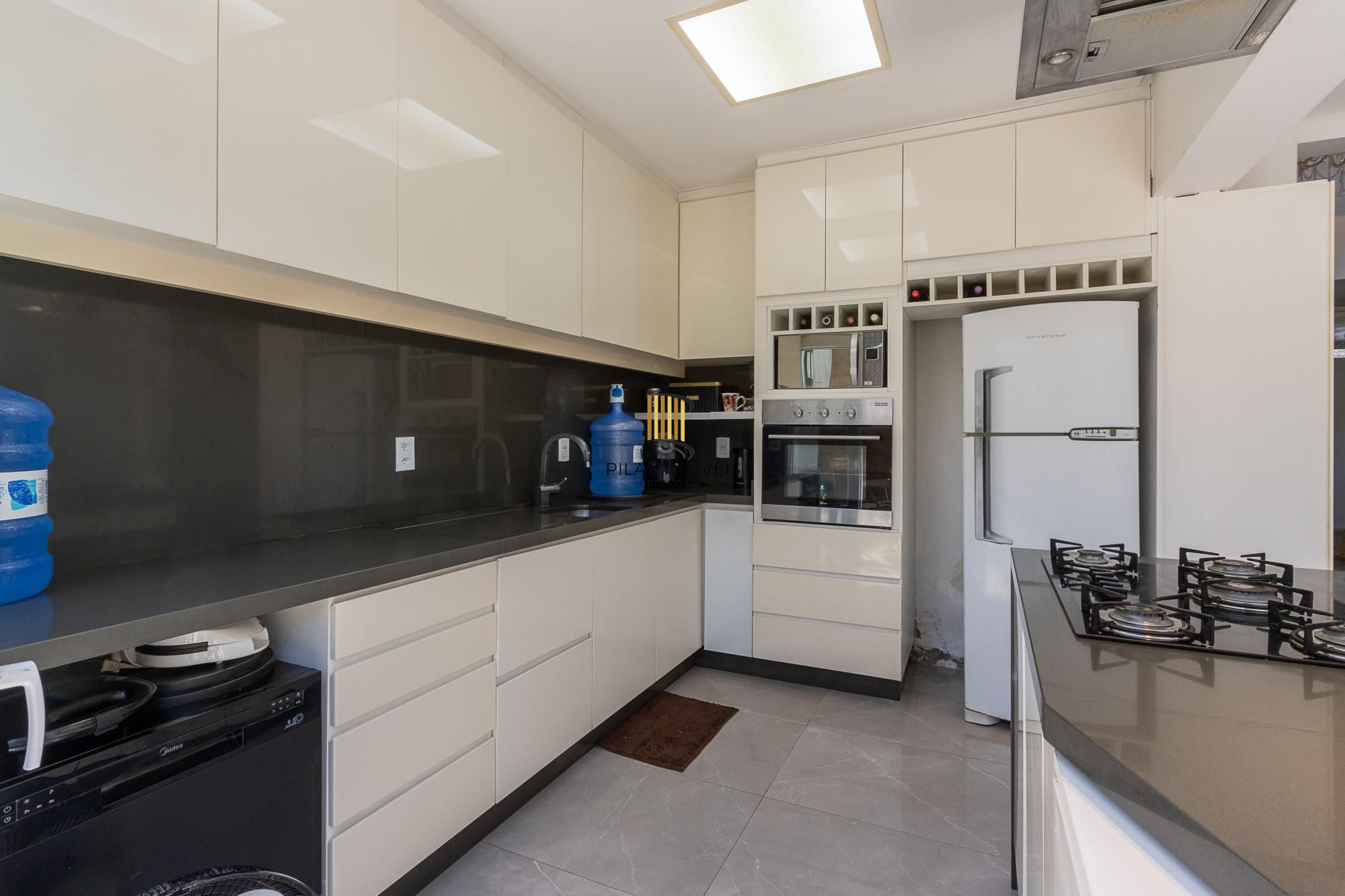 Excelente casa de 3 dormitórios, 3 suítes e 2 vagas no bairro Cavalhada.