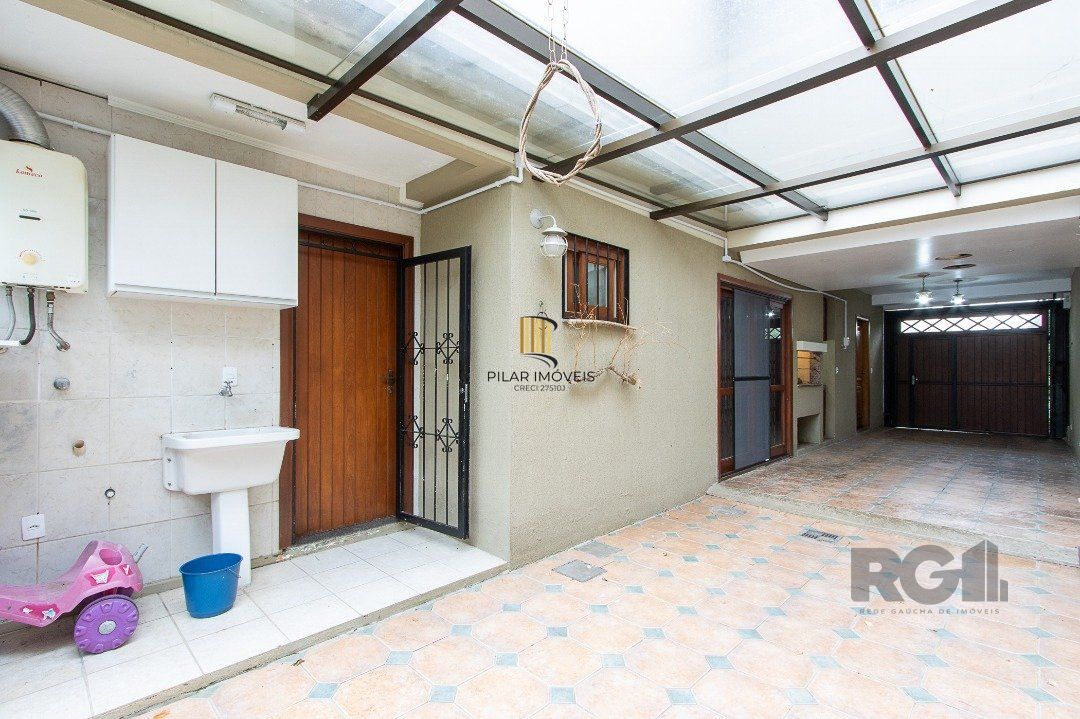 Casa de alvenaria, 3 dormitórios, 1 suíte e pátio com piscina, bairro Espírito Santo.