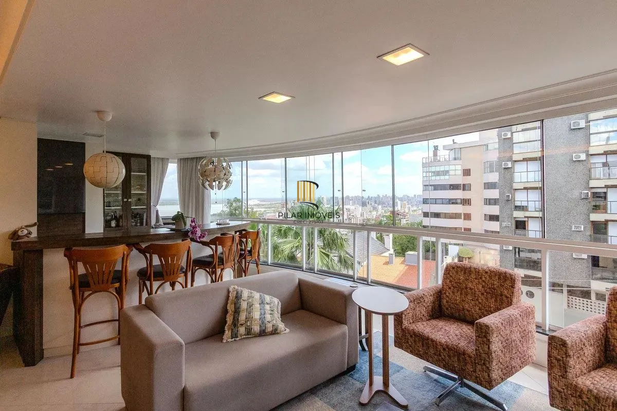 Apartamento com 3 dormitórios, 2 vagas e 231.61m² - Bairro Menino Deus