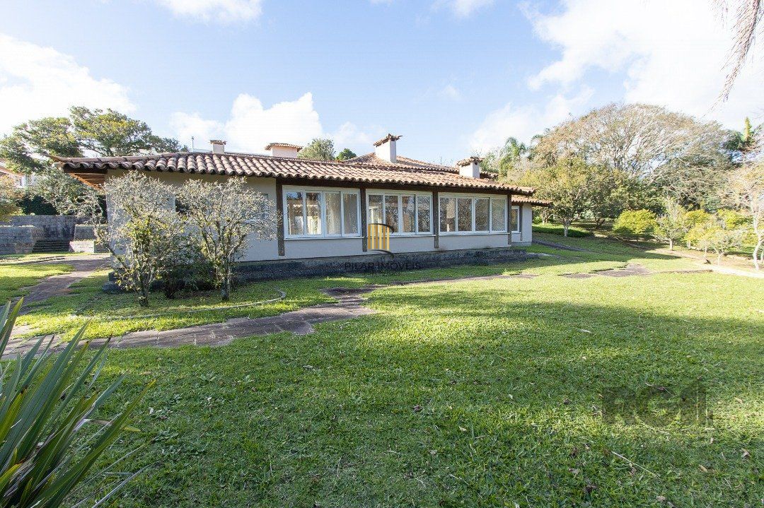 Casa Condomínio a Venda - 880m², 5 dormitórios, sendo 2 suítes, a master com lareira, 4 vagas - Cavalhada