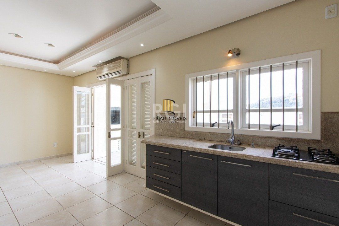 Uma suíte, estar íntimo, living 2 ambientes, lareira, lavabo, cozinha mobiliada,