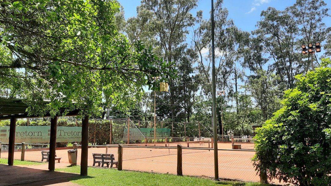 Casa em condomínio com pátio, piscina, 3 suítes e 2 vagas