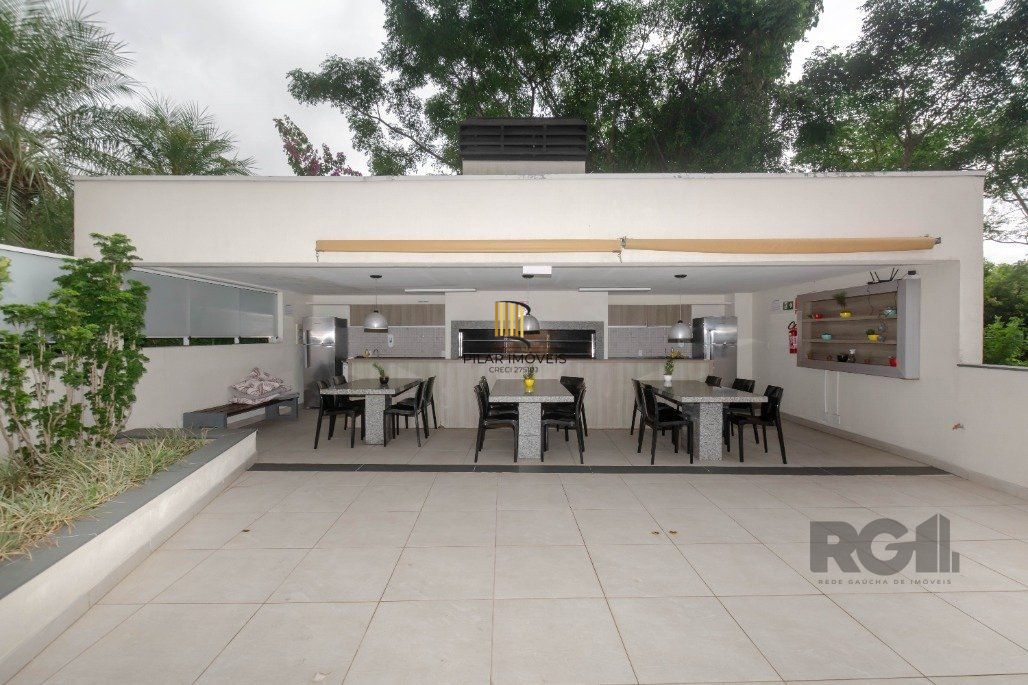 Apartamento andar alto que possui 2 dormitórios, sendo 1 súite, living para 2 ambientes, cozinha mobiliada, banheiro auxiliar