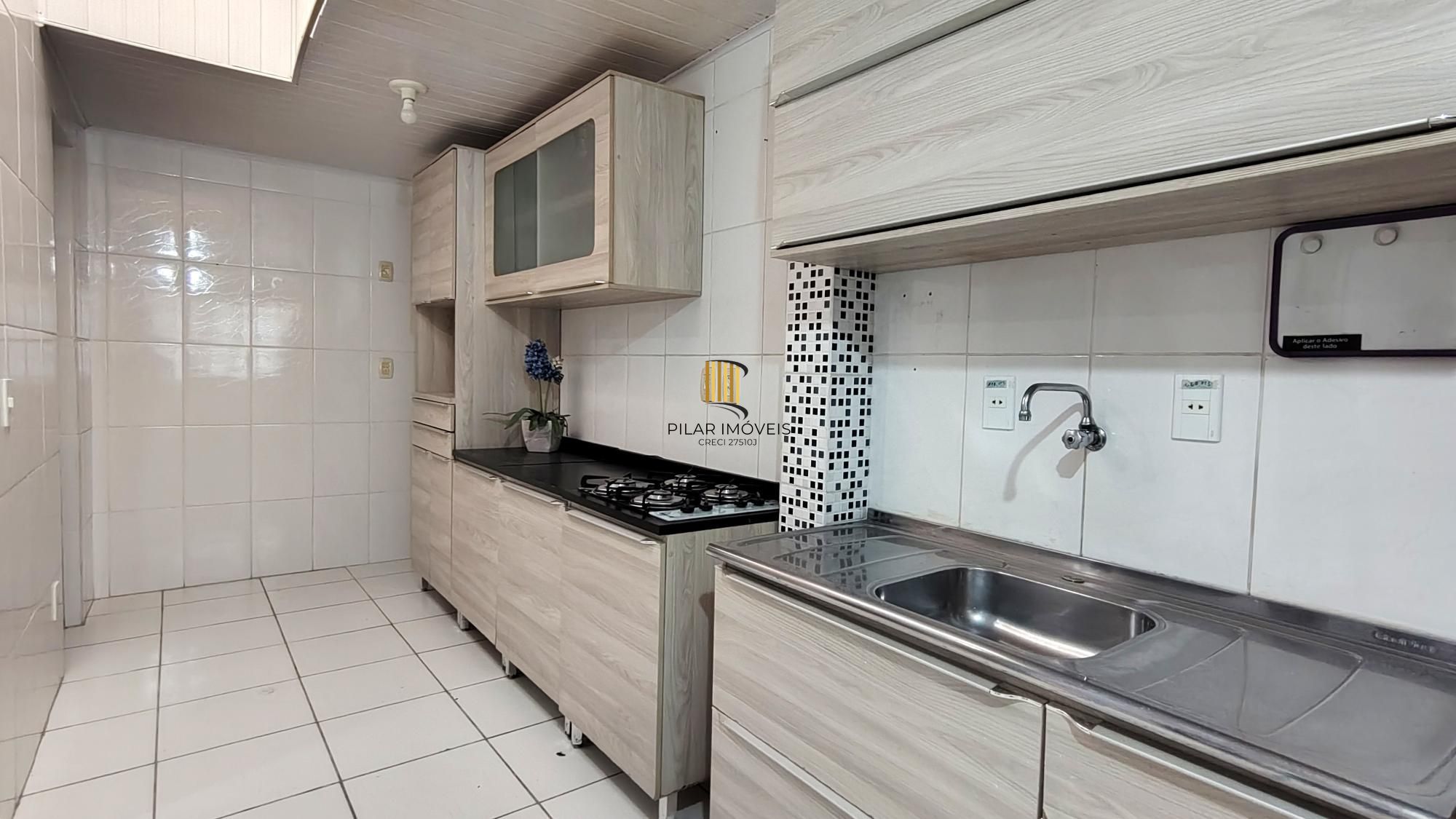 Casa de condomínio, 3 dormitórios, 1 suíte, 1 vaga coberta, no bairro Cristal.