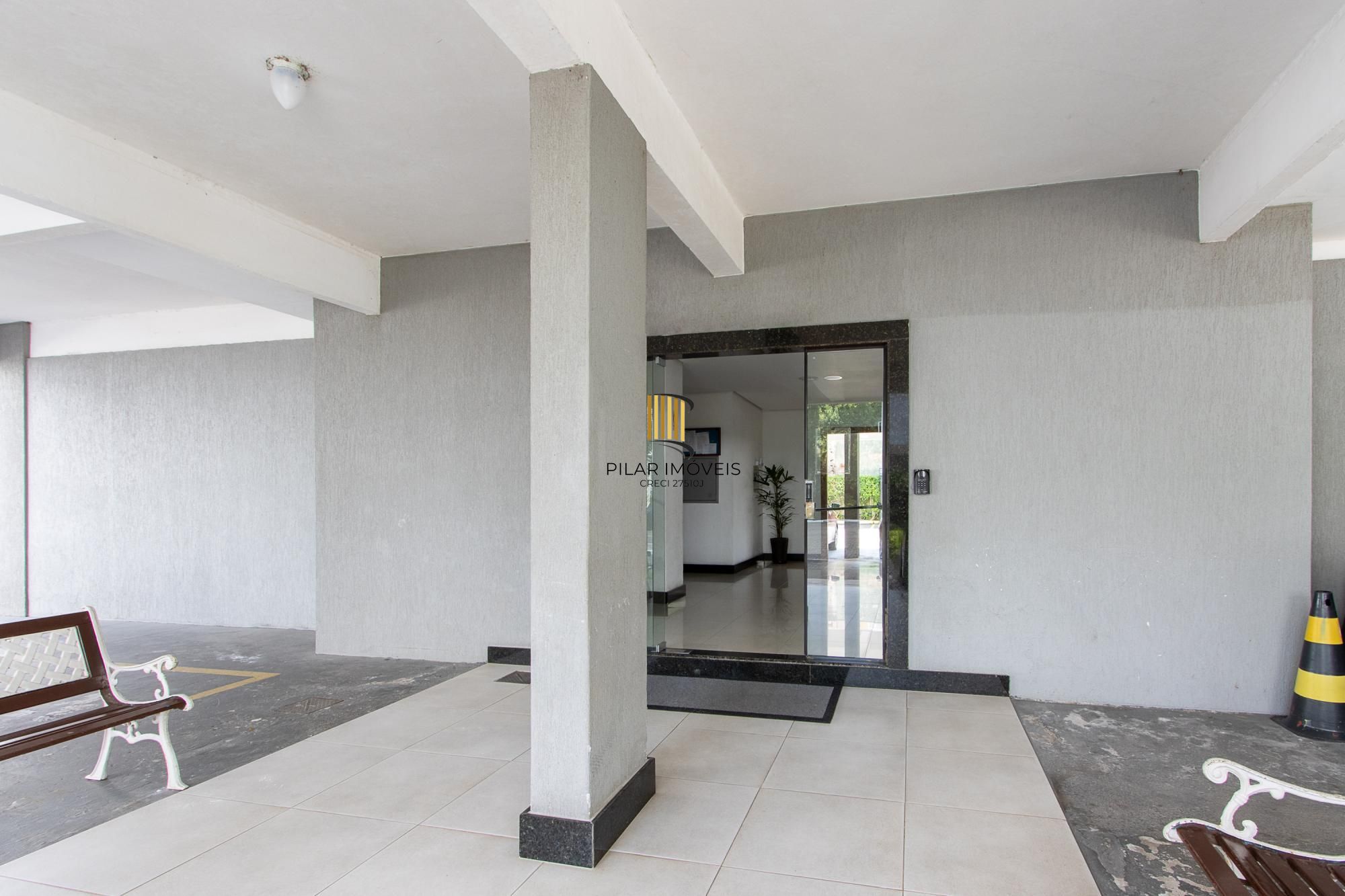 Apartamento de 3 dormitórios, 1 banheiro e uma vaga de garagem.