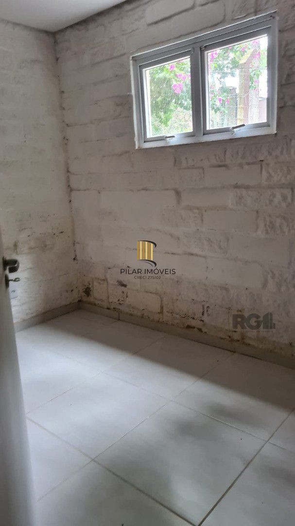 Casa de alvenaria, com 3 dormitórios, 1 suíte, living, cozinha, lavanderia, churrasqueira, banheiro social, pátio e 4 vagas de garagem.