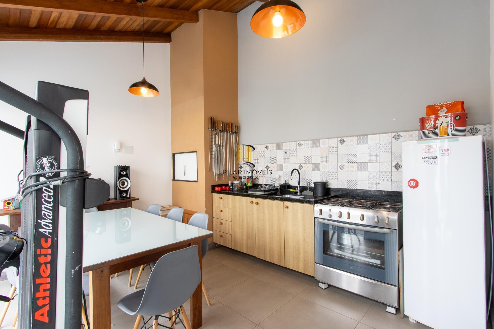 Excelente casa de alvenaria, 4 dormitórios, 2 suítes e 2 vagas de garagem.