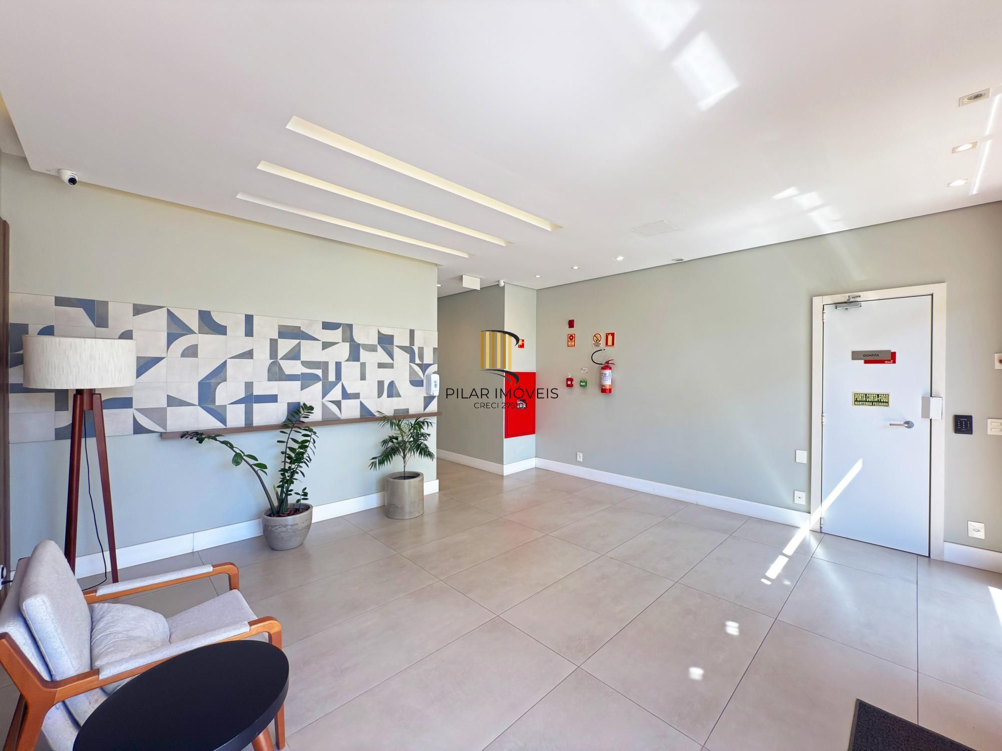 Apartamento 03 Suítes bairro Cristal, 88,97m² de área privativa, semimobiliada e 02 vagas de garagens cobertas.