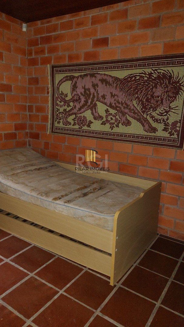 Sito à venda no Lami, com casa com quartos, 1 banheiro e piscina