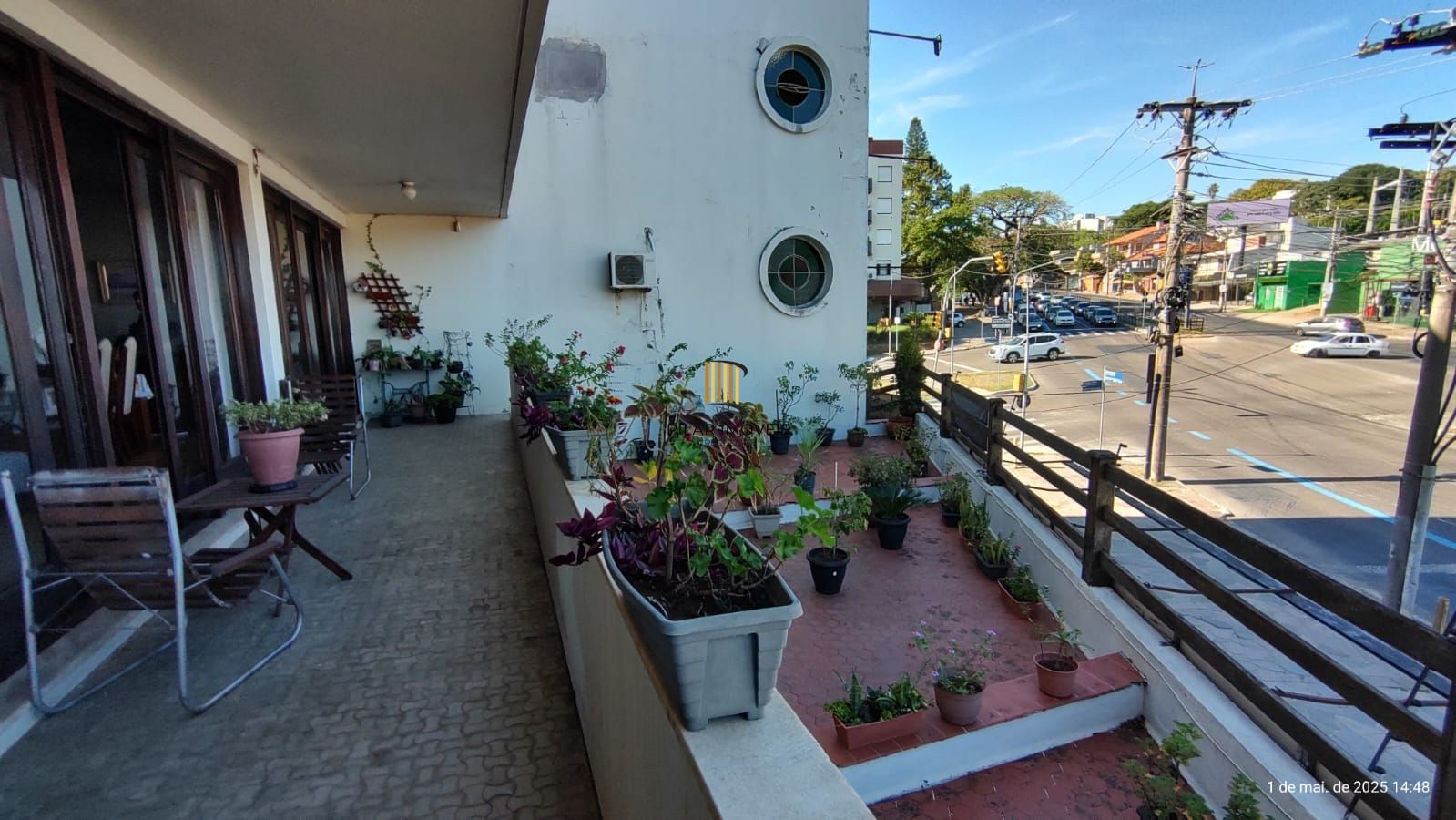 Apartamento de 4 dormitórios, 2 suítes, sacada, living para 2 ambientes bem amplo.