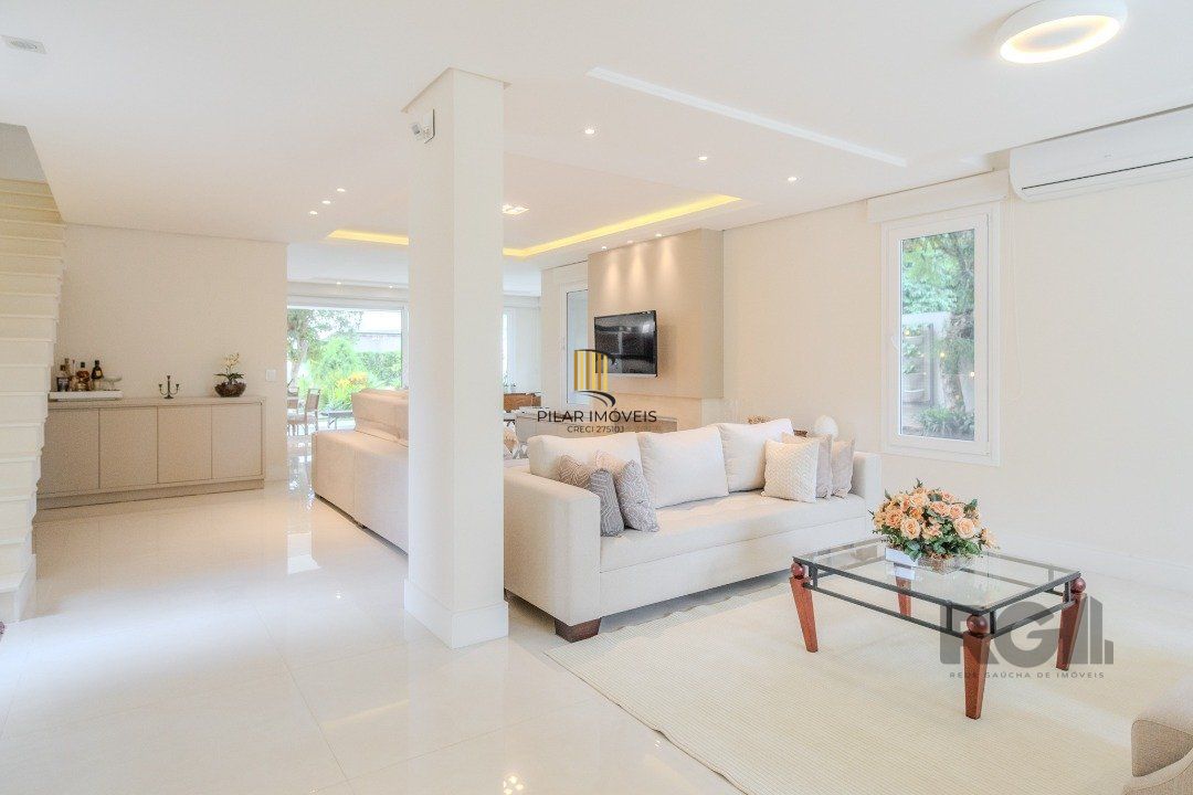 Casa semimobiliada e possui 3 suítes (sendo 1 delas master com closet e hidro)