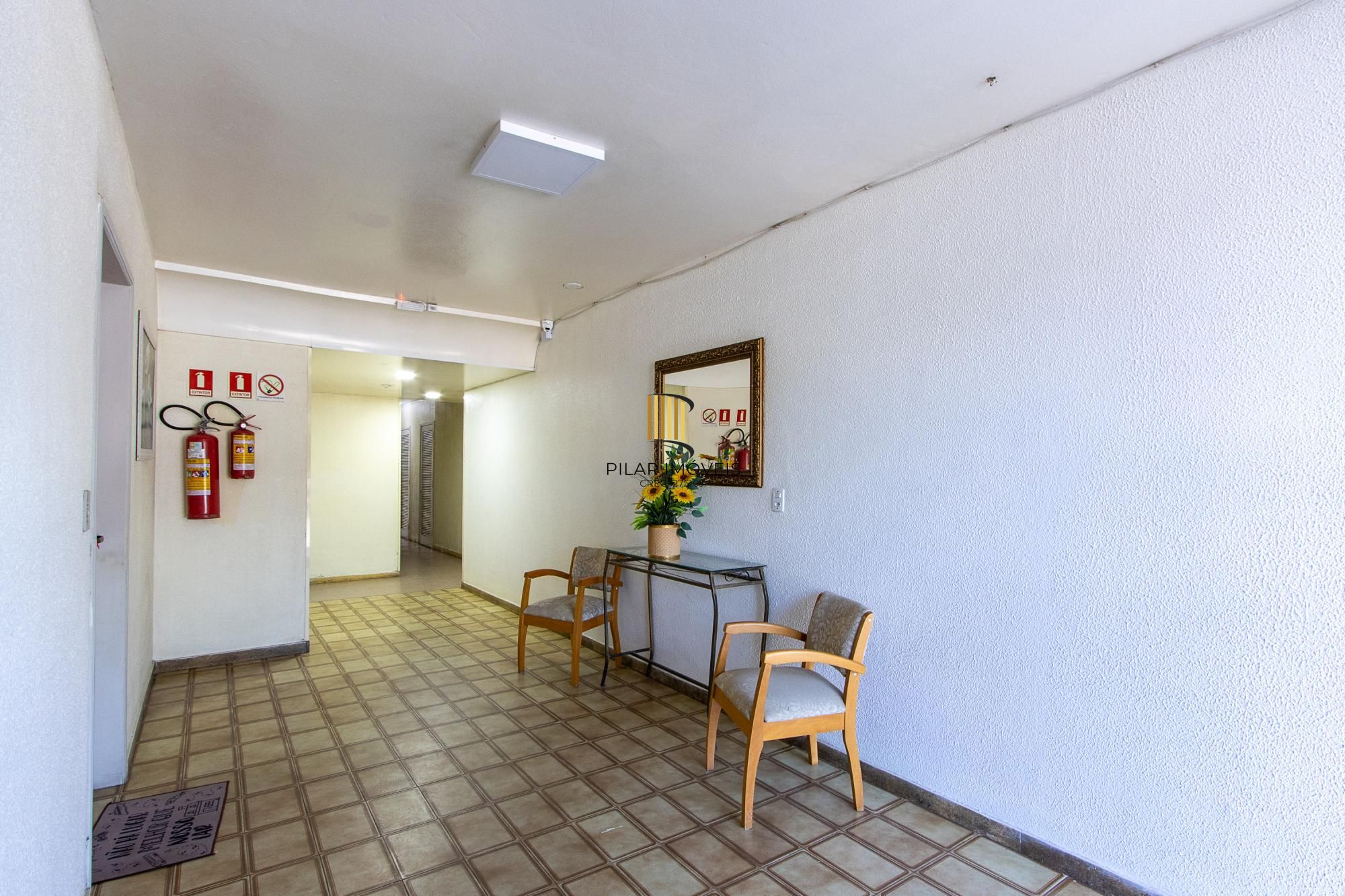 Apartamento com 1 quarto com vaga coberta e escriturada no bairro Cristal.