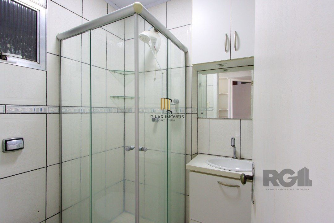 Apartamento semi-mobiliado, possui 3 dormitórios, sendo 1 suíte