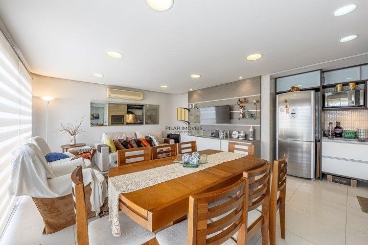 Cobertura no Bairro Auxiliadora, 3 dormitórios, 1 suíte, churrasqueira e vaga coberta.