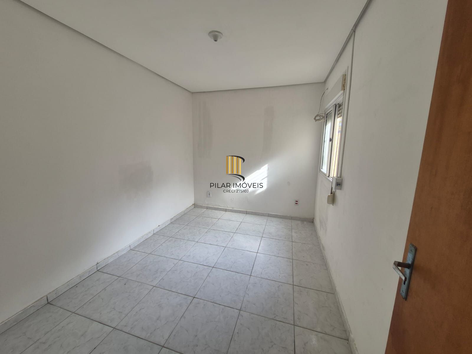 Casa de condomínio, 2 dormitórios, 1 banheiro e 1 vaga de garagem.