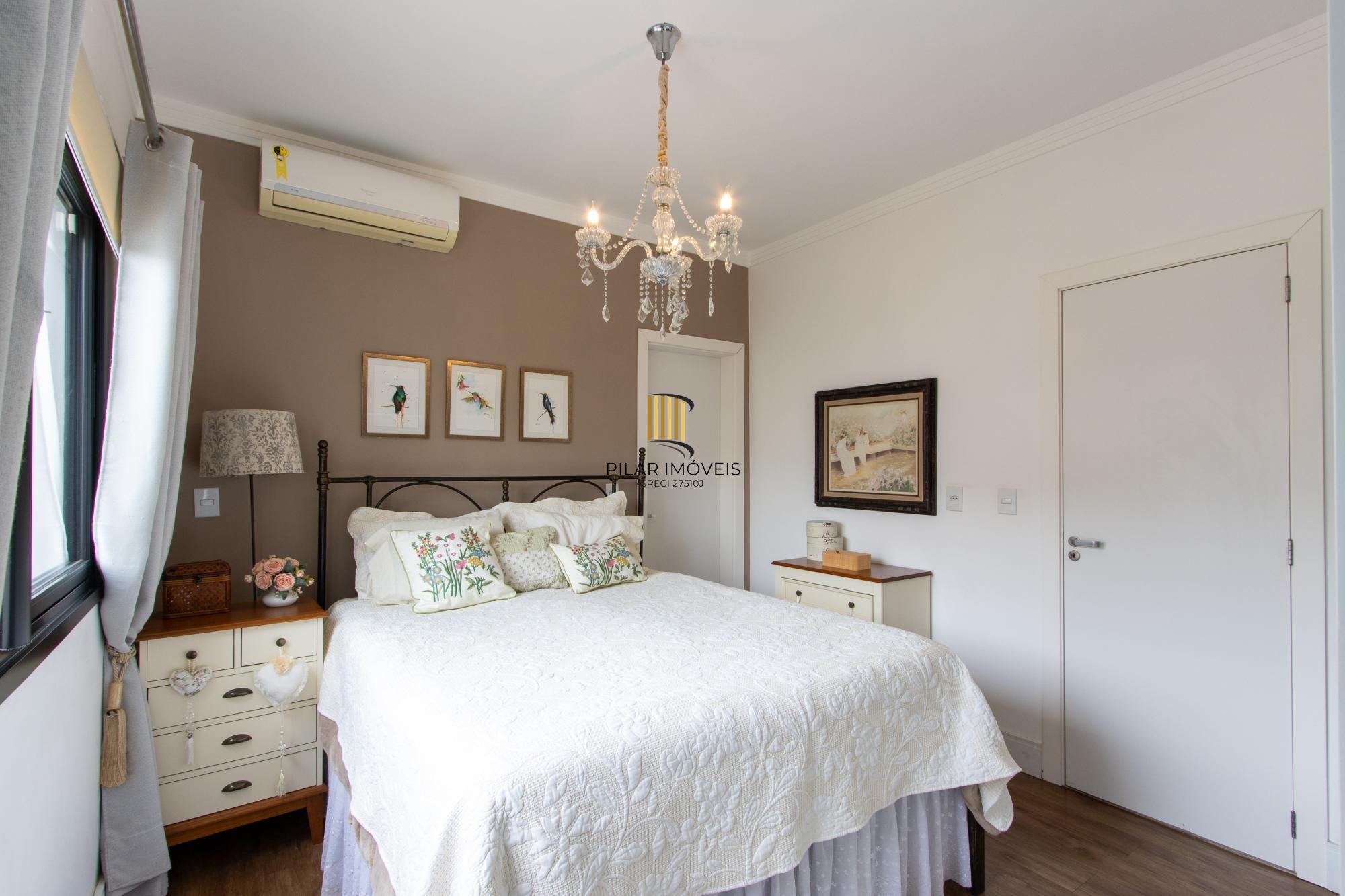 Excelente casa de alvenaria, 4 dormitórios, 2 suítes e 2 vagas de garagem.