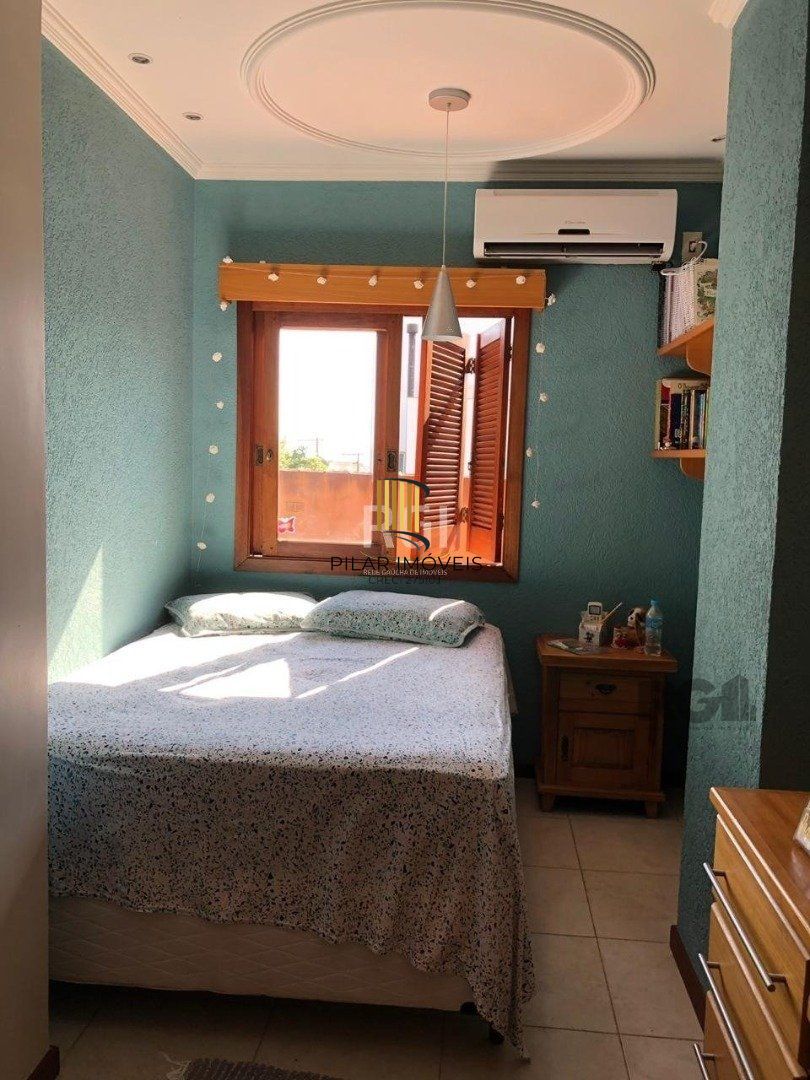 Casa residencial de 3 dormitórios sendo um uma suíte localizada no bairro Guarujá.