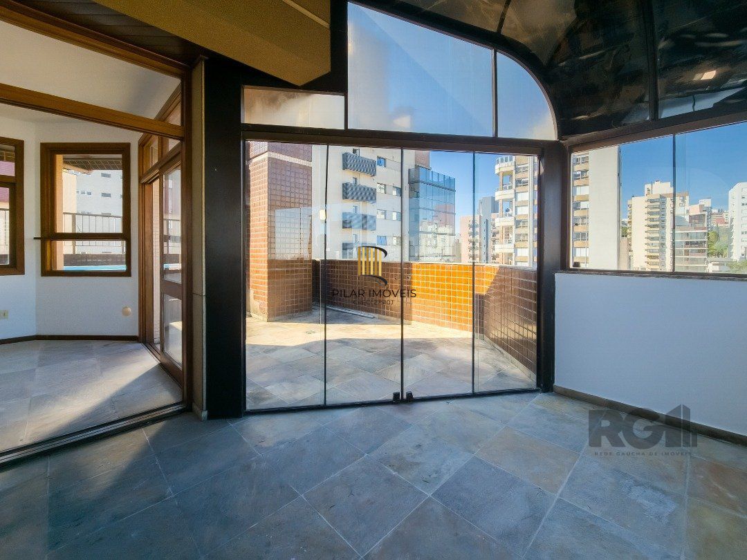 Cobertura com 222m² privativos, 3 quartos, 1 suite, lareira, piscina, 2 vagas no Bairro Rio Branco