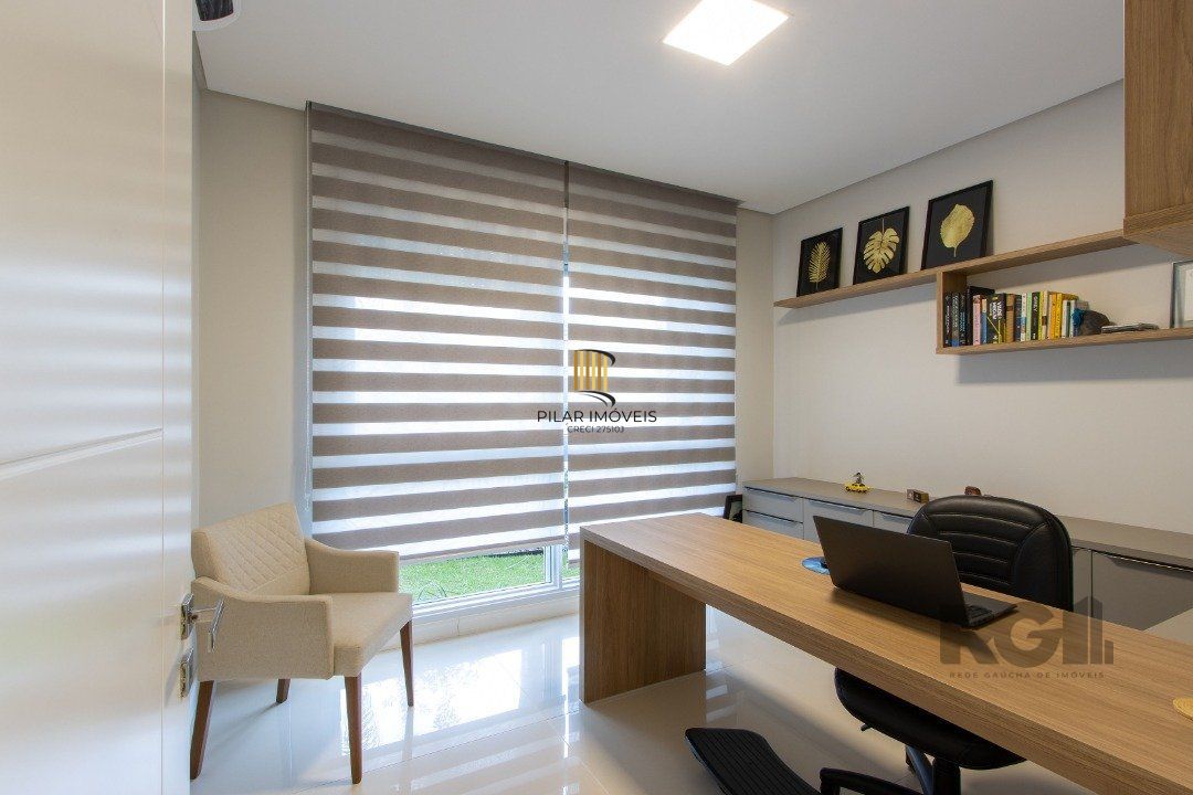 casa com  3 suítes no piso superior, mais 1 suíte no primeiro pavimento.
