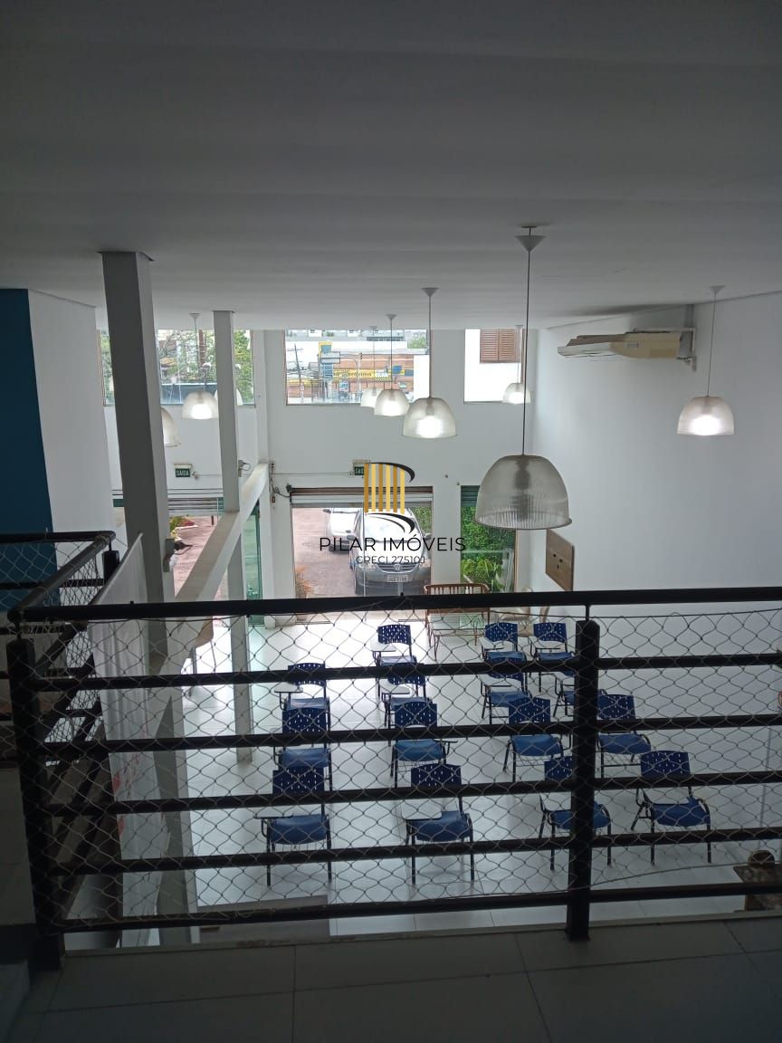 **Prédio Comercial Desocupado à Venda na Azenha, Porto Alegre, RS**