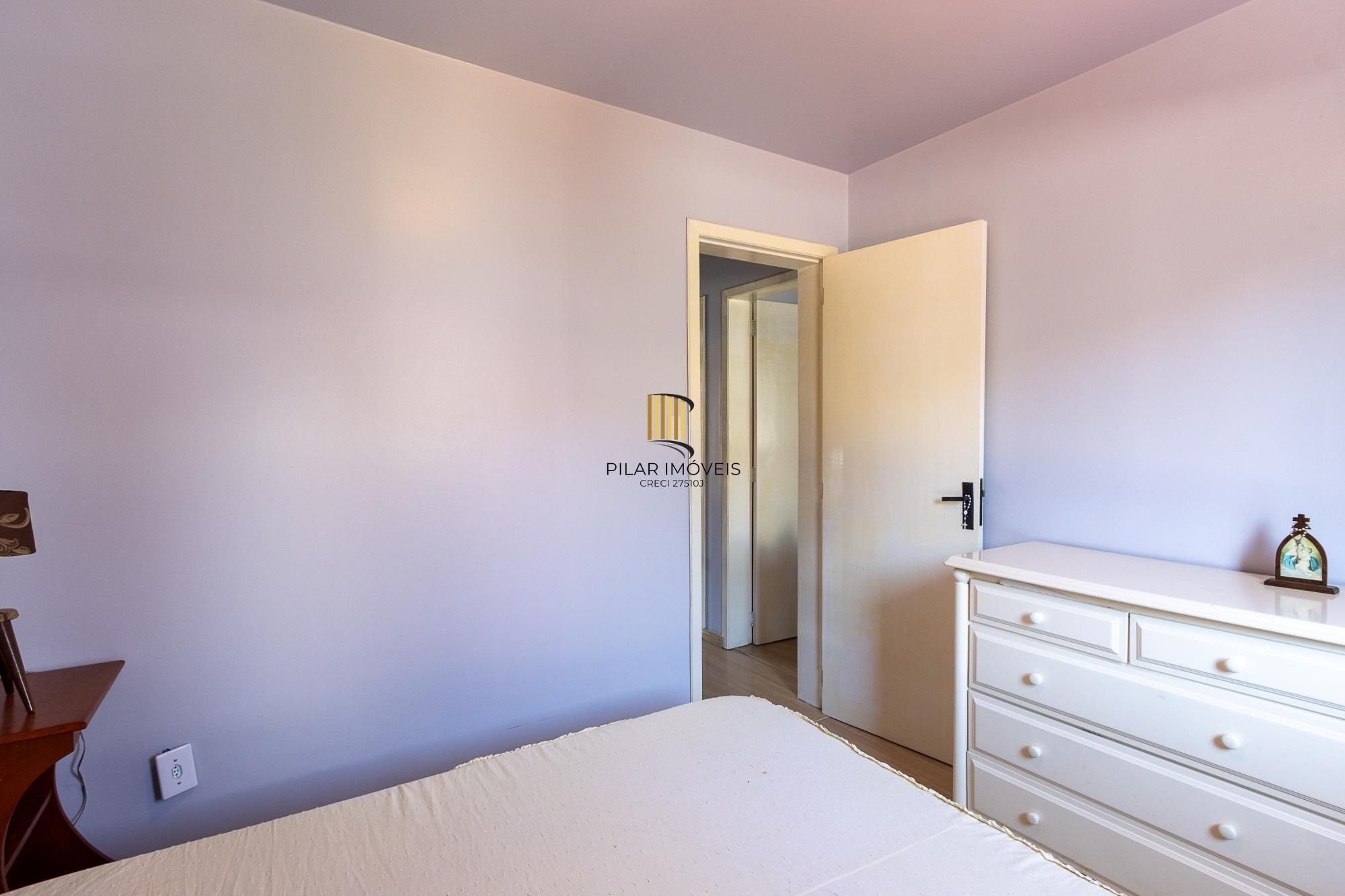 Casa de condomínio, de 3 dormitórios, 1 suíte e 2 vagas de garagem.