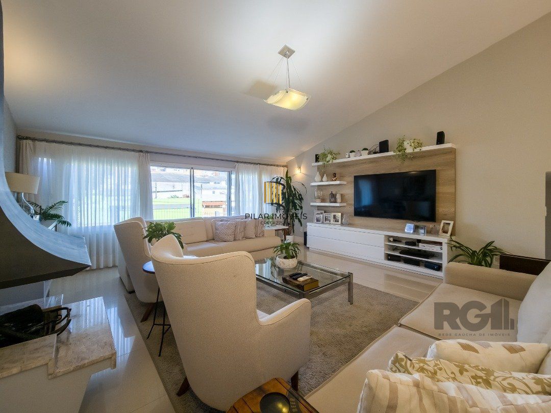 CASA TÉRREA REFORMADA, 3 QUARTOS, SUITE, PÁTIO - BAIRRO CRISTAL