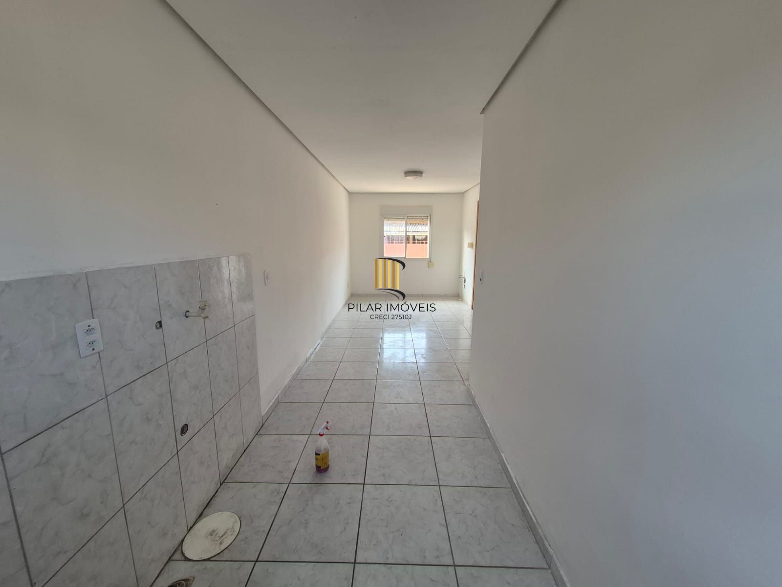Casa de condomínio, 2 dormitórios, 1 banheiro e 1 vaga de garagem.