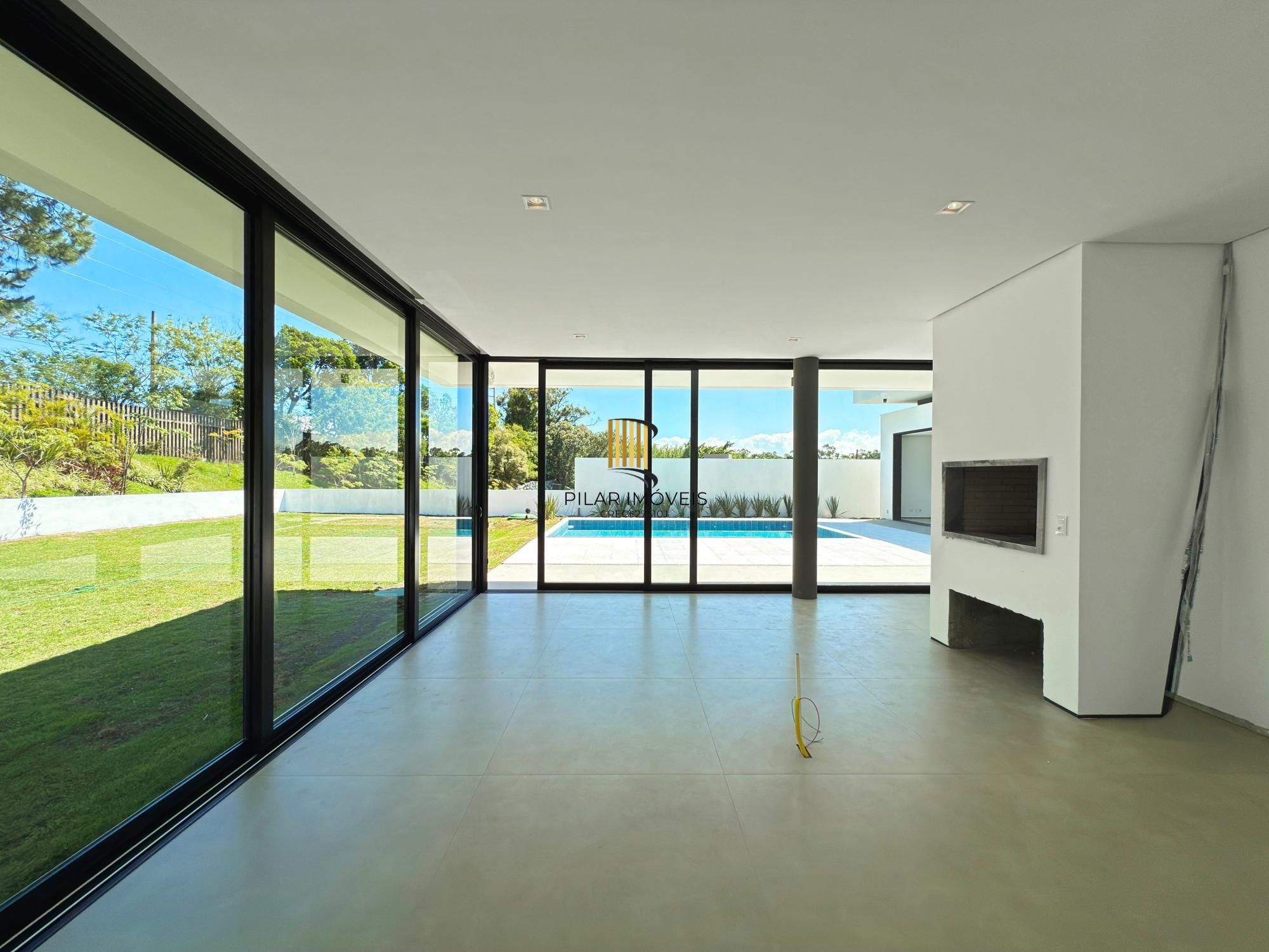 A casa conta com 434m2 de área construída, mas com um aproveitamento total dos 1.012m2 do lote