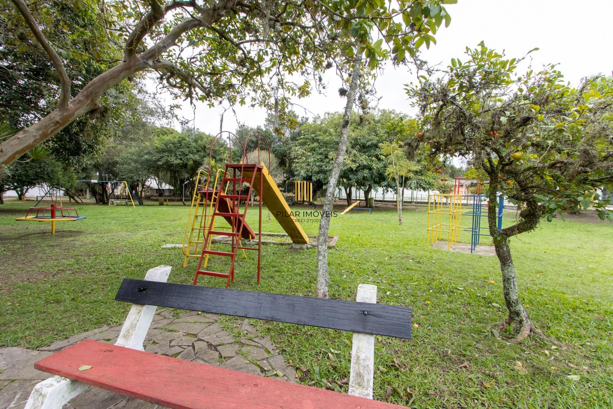 Terreno com edificações para múltiplos negócios lucrativos.