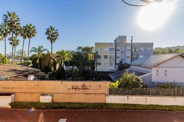 Casa de 3 dormitórios, em condomínio fechado na zona sul de Porto Alegre,  com lareira, churrasqueira e vaga de garagem.