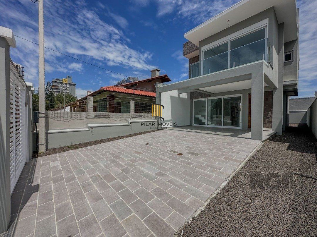 Casa 3 dormitórios no bairro Zona Nova