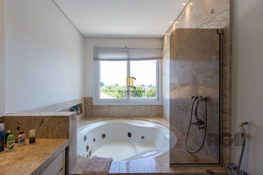 Excelente residência no Condomínio Terra Ville com aproximadamente 474,74m² privativos.