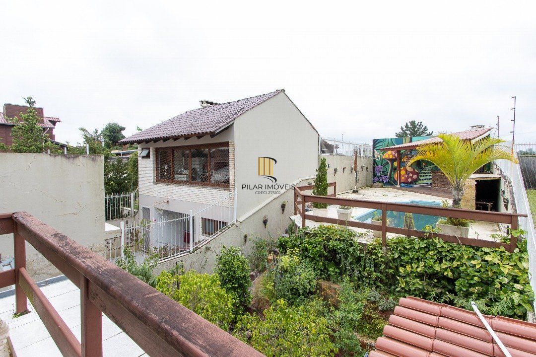 Casa de alvenaria, 3 dormitórios, 1 suíte e pátio com piscina, bairro Espírito Santo.