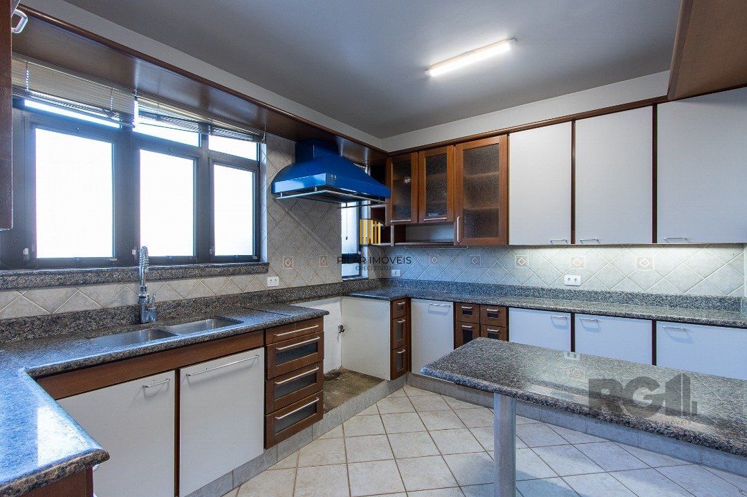 Excelente casa de 3 andares em condomínio fechado