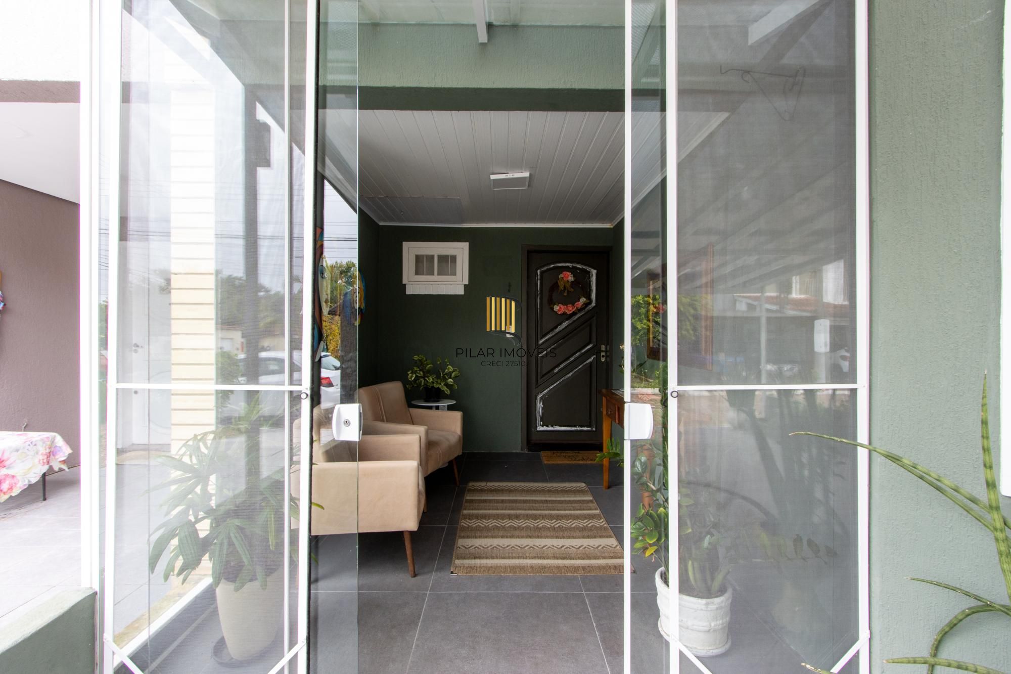 Casa 3 dormitórios no bairro Guarujá