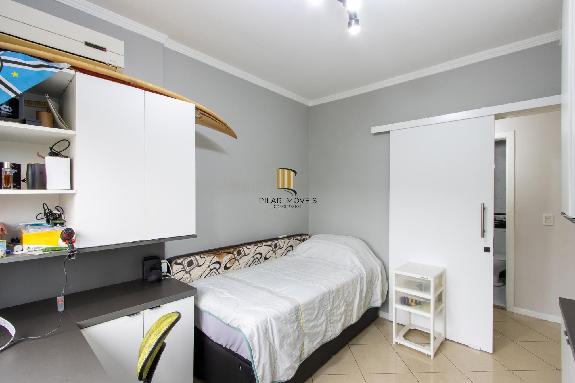 Apartamento de 2 quartos, living, cozinha planejada, área de serviço e 1 vaga.