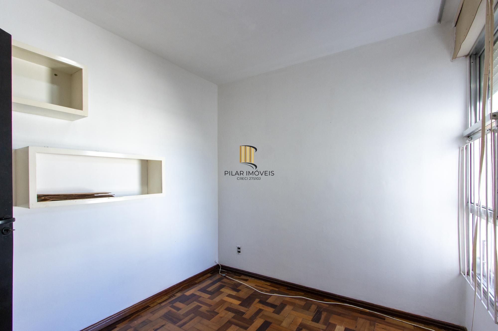 Apartamento de 3 quartos reformado, 1 banheiro - Bairro Camaquã.