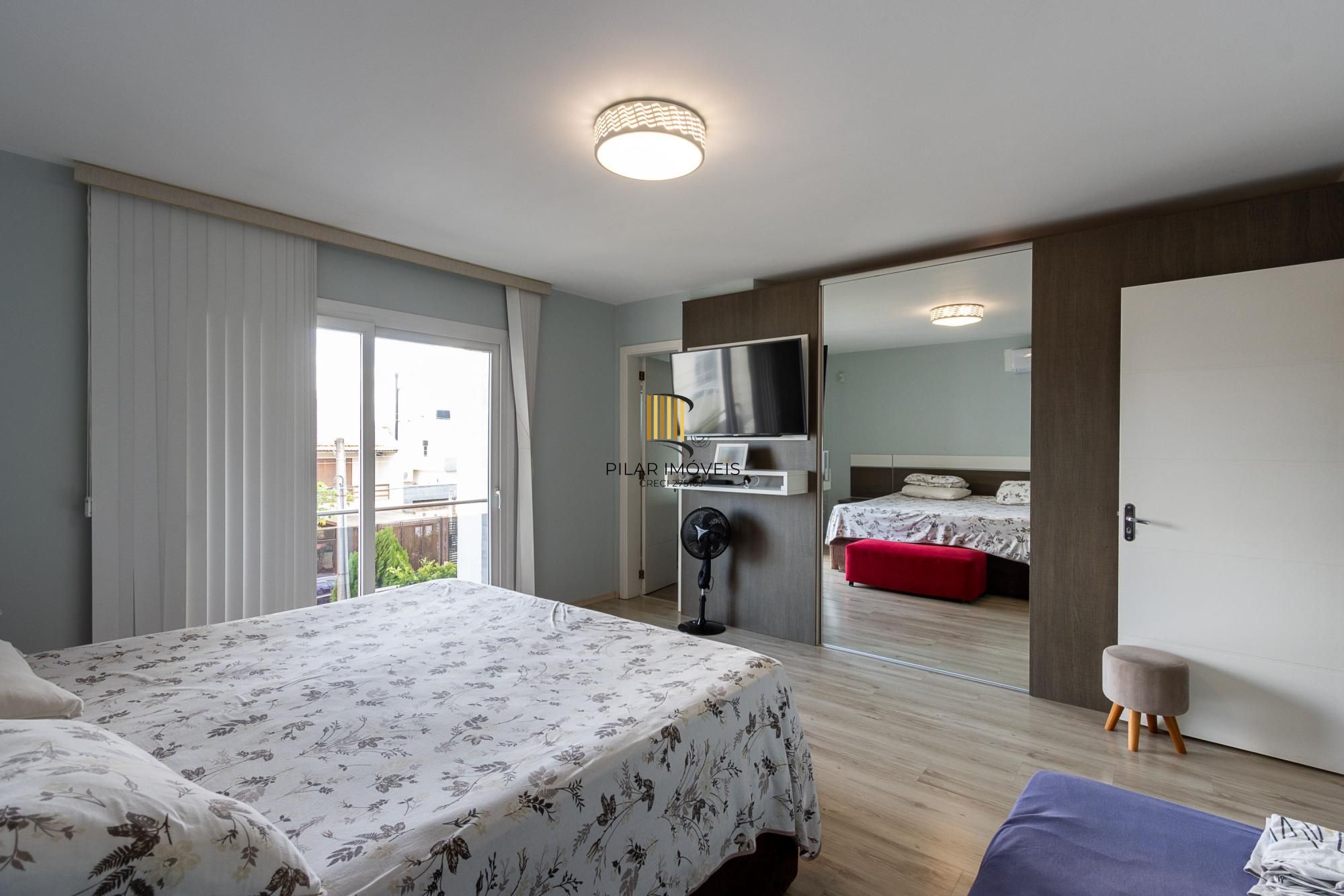 Casa 3 dormitórios no bairro Hípica