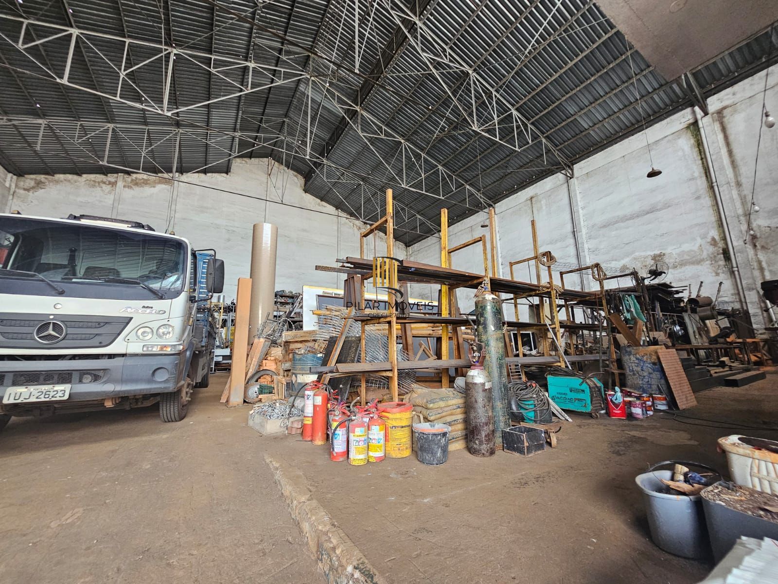 Pavilhão com 1036m2 próximo as Ferramentas Gerais