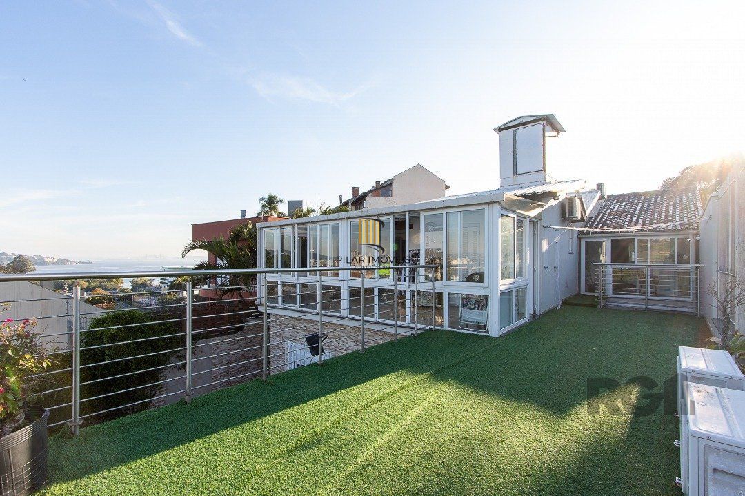 Casa 6 dormitórios no bairro Cristal