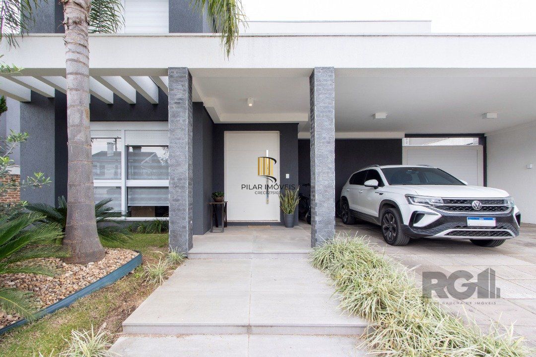 casa com  3 suítes no piso superior, mais 1 suíte no primeiro pavimento.