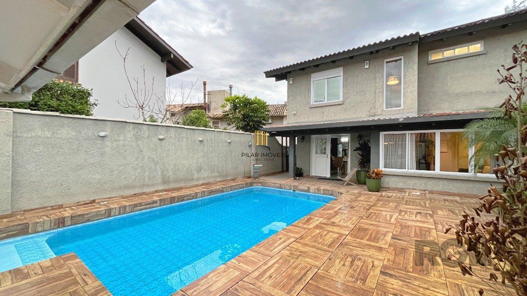 Casa  com Sobrado reformado, de dois pisos, com 3 dormitorios sendo duas  suítes