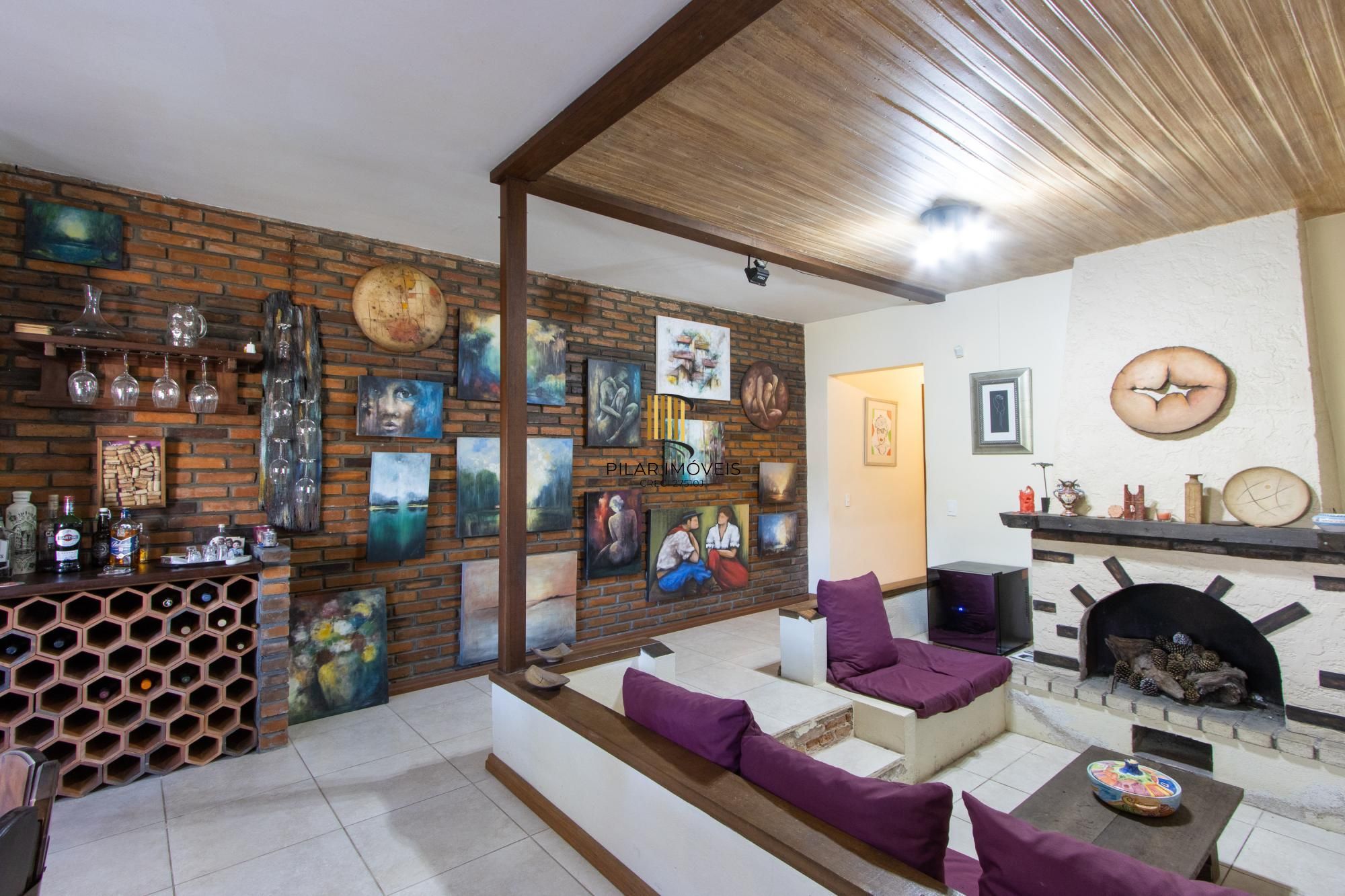 Casa de Alvenaria, possui 3 dormitórios, uma suíte, hall de entrada, lavabo,  living com lareira, cozinha ampla com armários, área gourmet com churrasqueira, corredor, pátio e 4 vagas de garagem, uma construção em anexo que possui hall de entrada, lavabo, living, cozinha, escritório, banheiro social