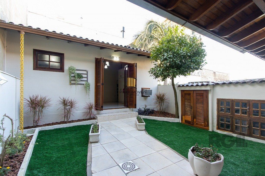 Casa para Venda - 300m², 5 dormitórios, sendo 1 suites, 4 vagas - Portal do Guarujá