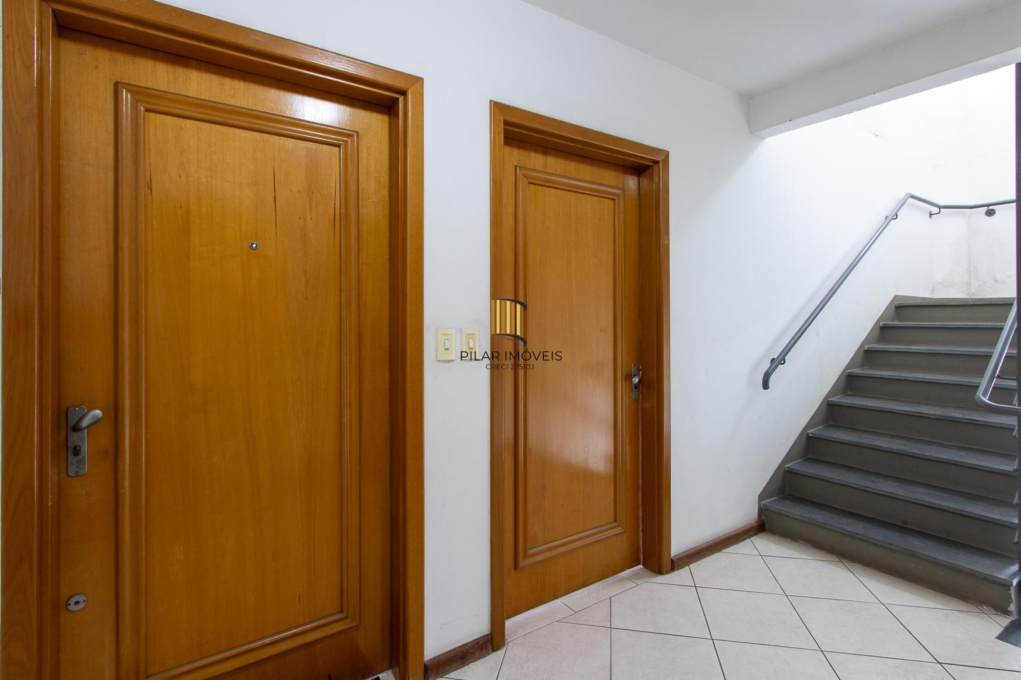 Apartamento de 3 dormitórios, 1 banheiro e uma vaga de garagem.