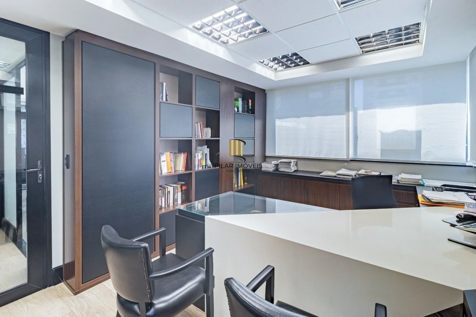 Sala/Conjunto Comercial com 4 vagas e 218m²