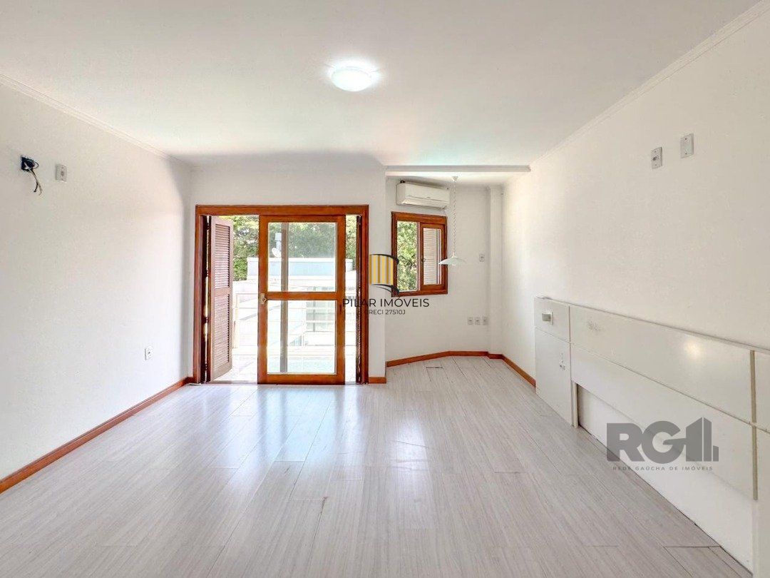 Com 4 suítes espaçosas, incluindo uma master com closet,